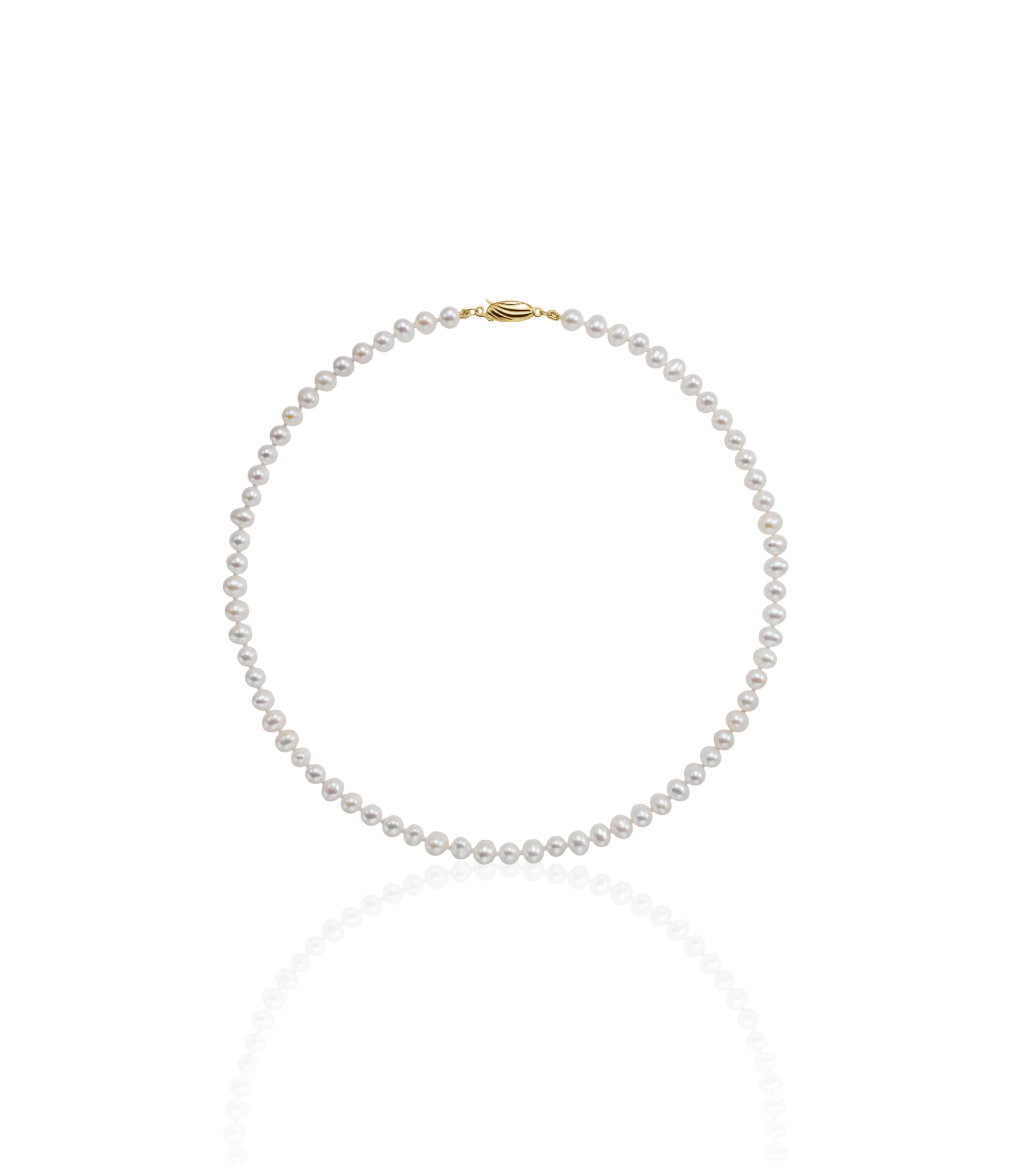 Modern Pearl necklace with a gold clasp